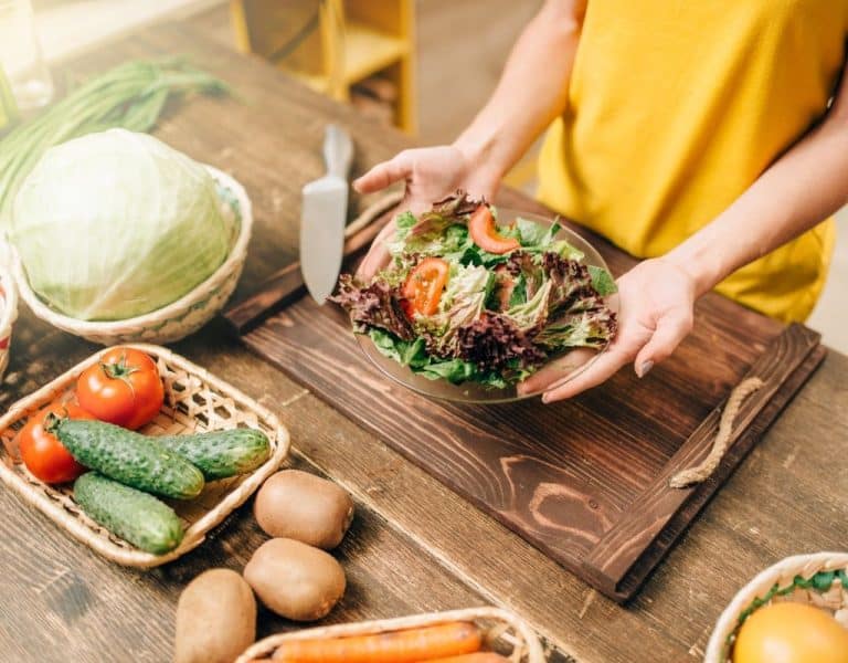 persona che cucina su piano di lavoro in legno