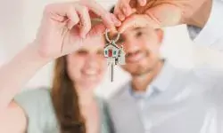 Una coppia tiene in mano delle chiav. Hanno effettuato una ristrutturazione chiavi in manod della propria casa
