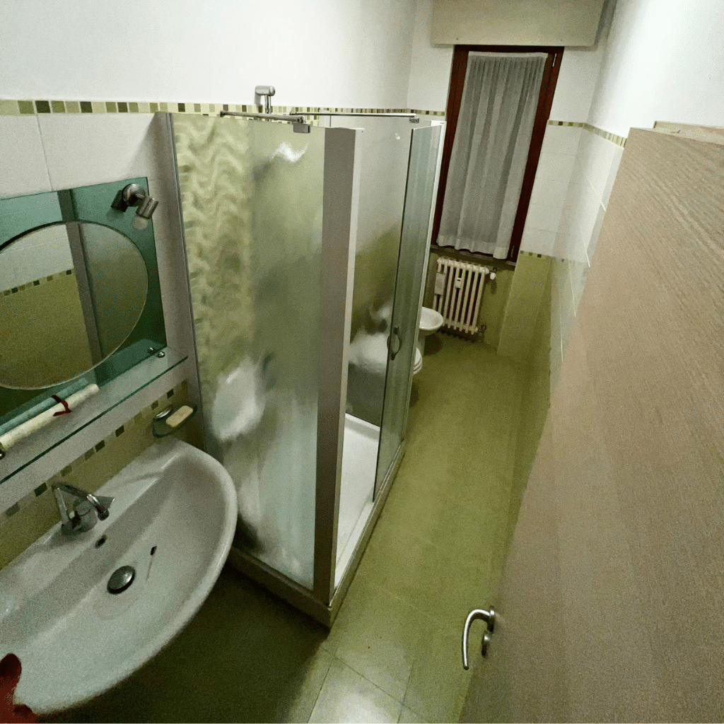 bagno piccolo prima della ristrutturazione